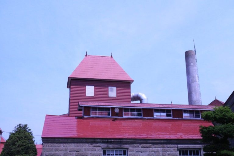 天気のいい日はこんな感じで古い建物と青空のコントラストが非常に美しいです。