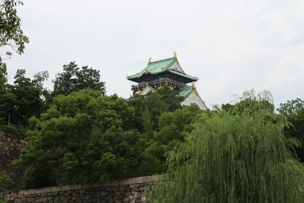 自然の中から見える大阪城。こちらも天気が良ければな～っていう感じですね。