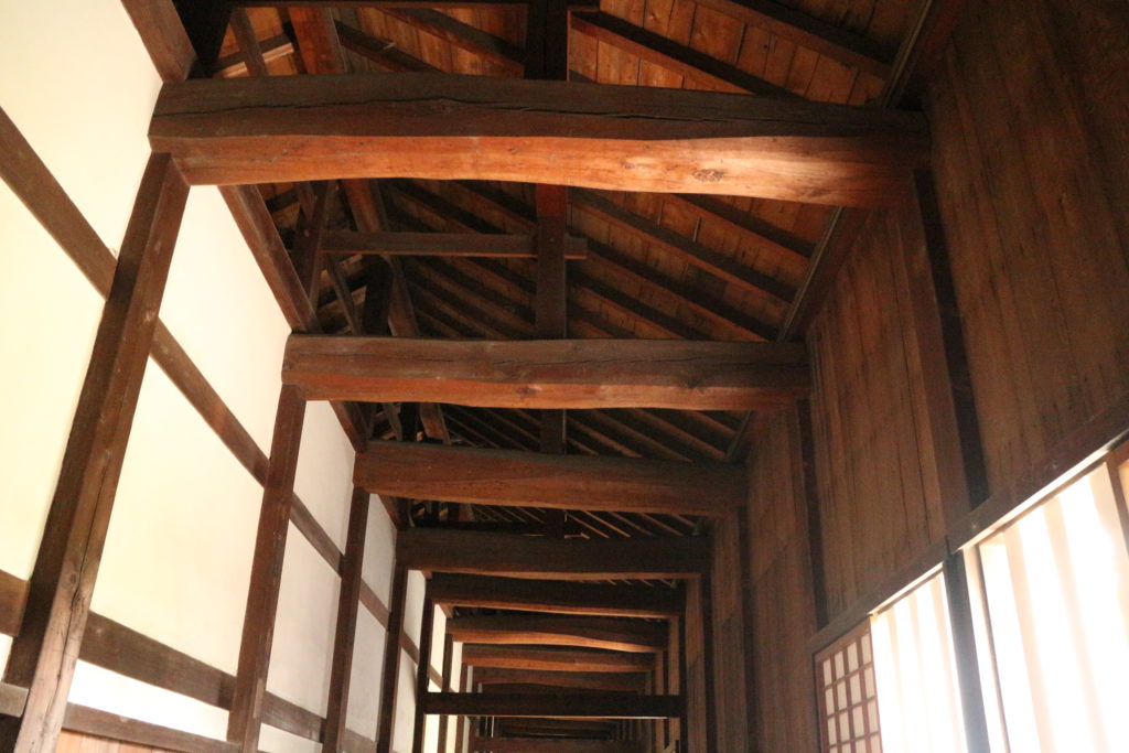 この時代の建物は柱も太くてかなり頑丈なつくりをしています