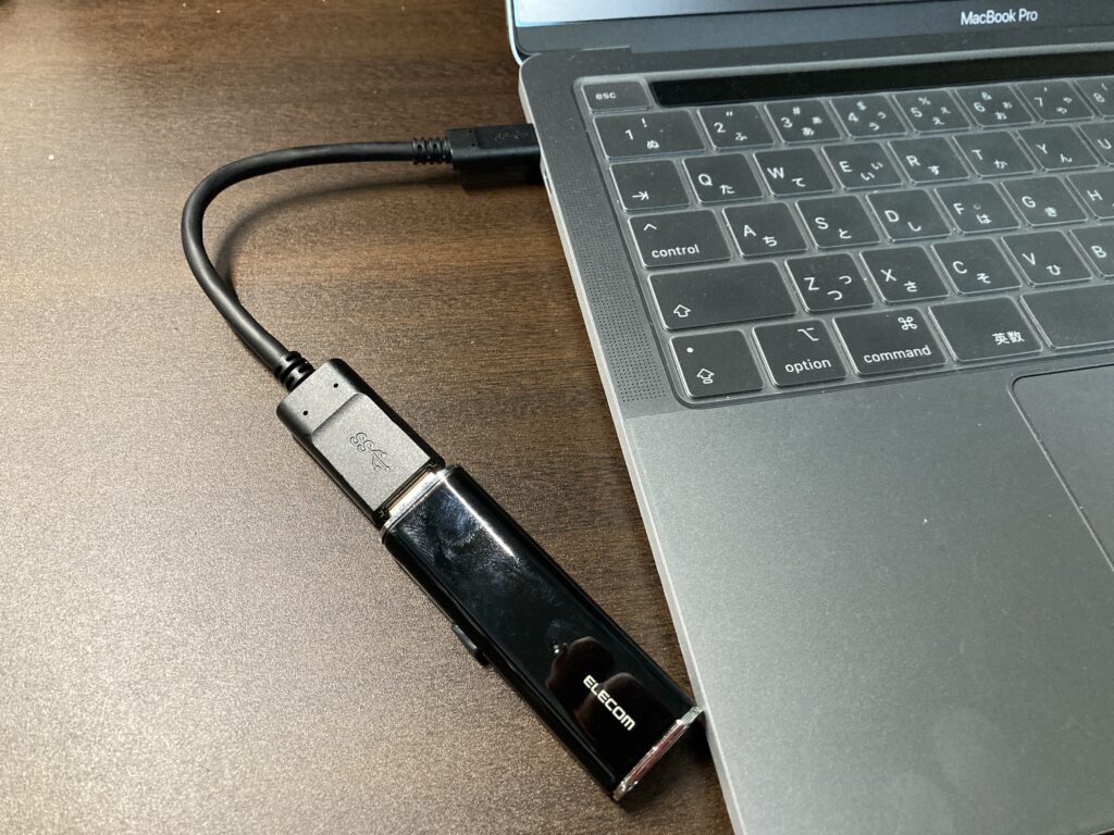 MacBookに取り付けてもこのようにかなりコンパクトです。