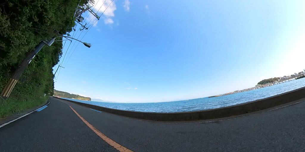 10分ほどで海沿いの道に到着します